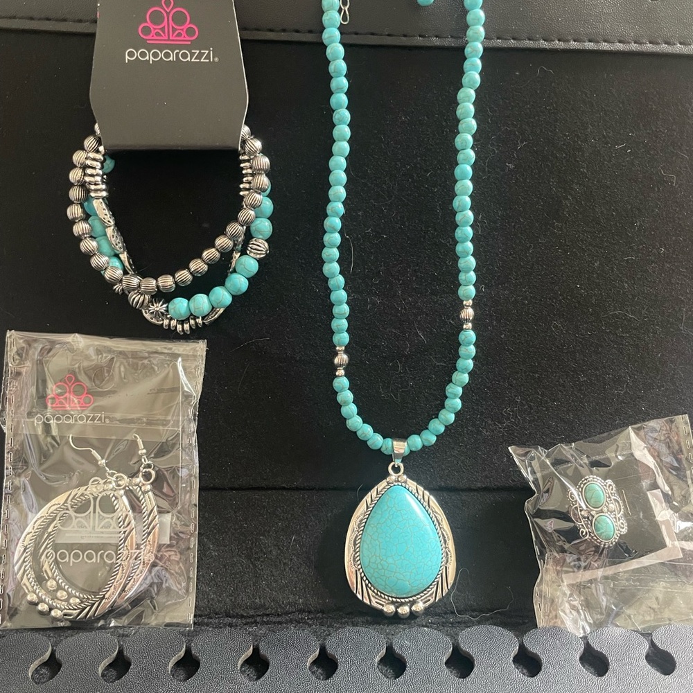 Paparazzi Turquoise and Silver Necklace Set